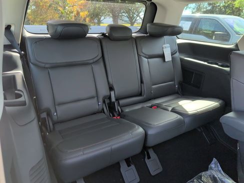 New 2025 Ford Expedition Active image 15