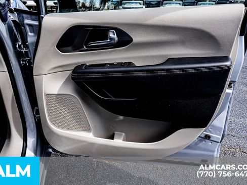 Used 2024 Chrysler Pacifica Touring-L image 48