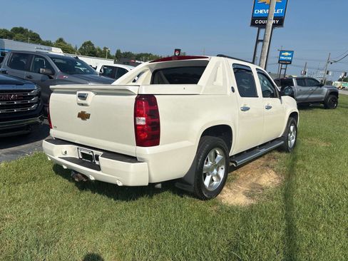 Used 2013 Chevrolet Avalanche LTZ image 3