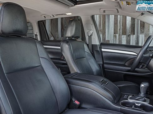 Used 2019 Toyota Highlander XLE AWD/4WD image 22