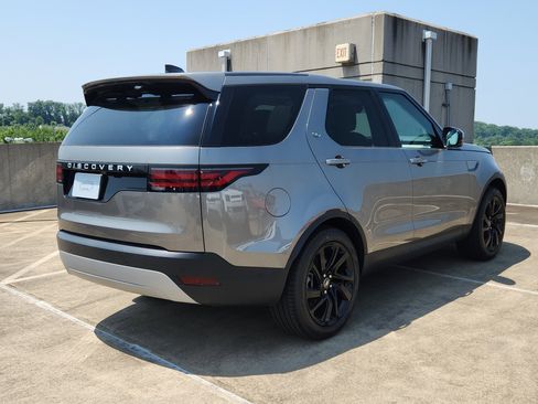 Used 2025 Land Rover Discovery S image 2