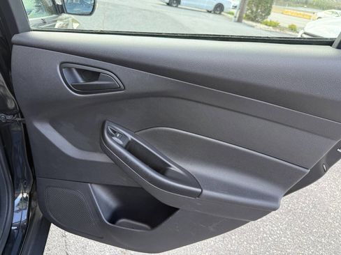 Used 2012 Ford Focus SE w/ SE Winter Pkg image 17