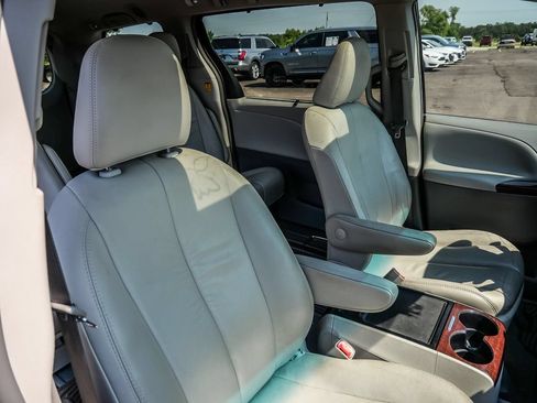 Used 2012 Toyota Sienna XLE FWD image 70