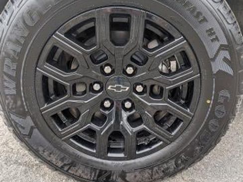 Used 2023 Chevrolet Colorado Trail Boss w/ Technology Package AWD/4WD image 9