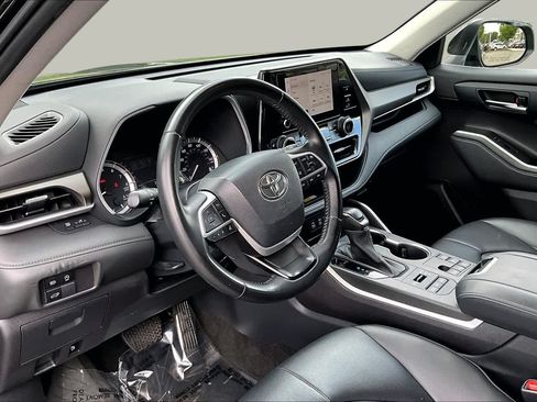 Used 2023 Toyota Highlander XLE AWD/4WD image 18