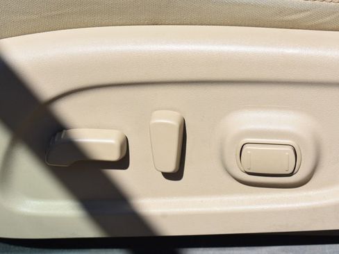 Used 2018 Nissan Titan SV w/ SV Convenience Package image 25