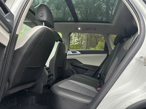 Used 2025 Volkswagen Taos SE w/ Panoramic Sunroof Package AWD/4WD image 13