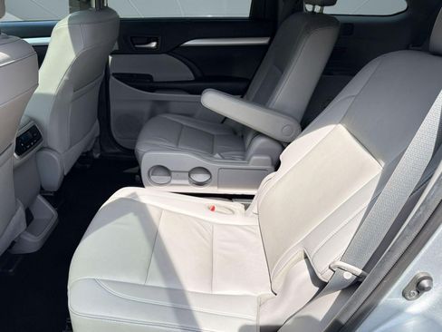 Used 2019 Toyota Highlander XLE AWD/4WD image 15