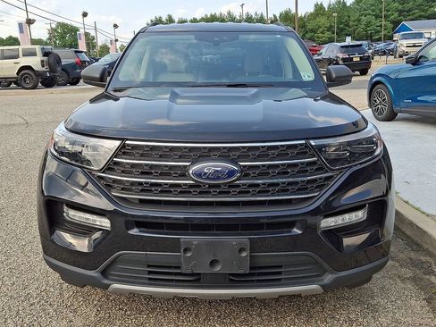 Used 2023 Ford Explorer XLT w/ Equipment Group 202A AWD/4WD image 2