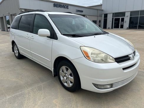 Used 2005 Toyota Sienna XLE FWD image 2