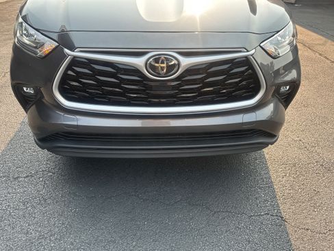 Used 2020 Toyota Highlander LE FWD image 22