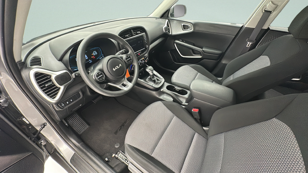 Used 2025 Kia Soul LX w/ LX Technology Package FWD image 12