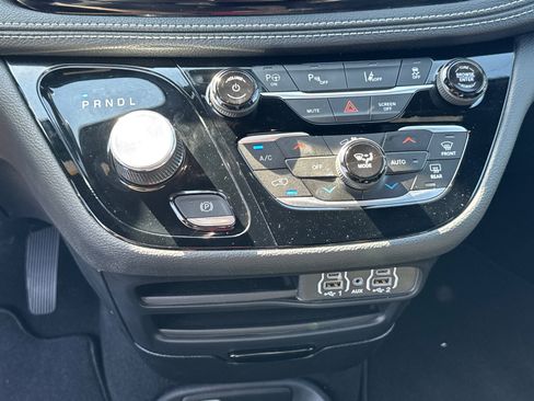 Used 2024 Chrysler Pacifica Limited FWD image 12