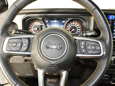 Used 2025 Jeep Wrangler Unlimited Sahara AWD/4WD image 20