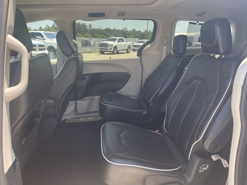 Used 2023 Chrysler Pacifica Limited FWD image 39