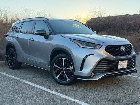 Used 2021 Toyota Highlander XSE image 2