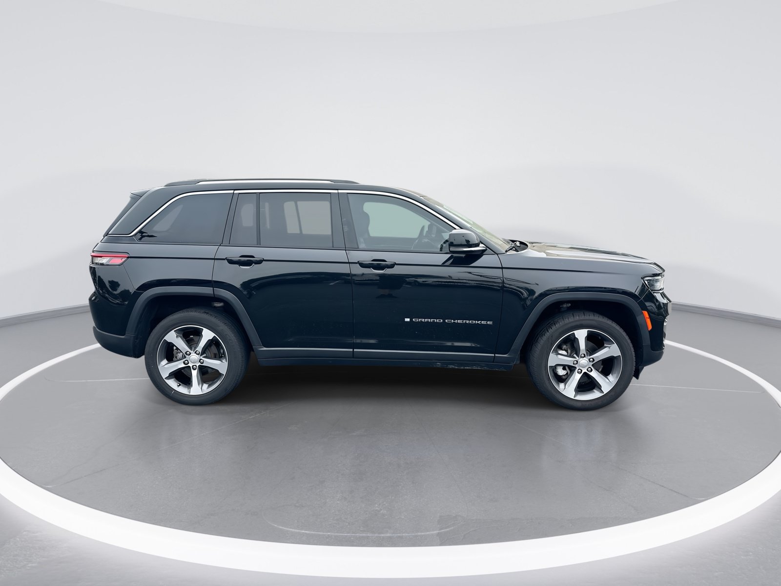 Used 2023 Jeep Grand Cherokee Limited w/ Trailer Tow Prep Group (B) AWD/4WD image 10