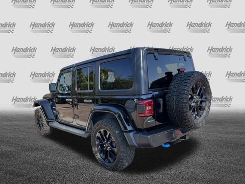 Used 2022 Jeep Wrangler Unlimited Sahara w/ Cold Weather Group AWD/4WD image 8