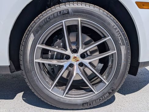 Certified 2025 Porsche Macan AWD/4WD image 31