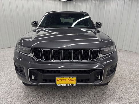 Used 2022 Jeep Grand Cherokee Overland w/ Luxury Tech Group IV AWD/4WD image 2