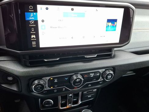 Used 2024 Jeep Gladiator Sport image 18