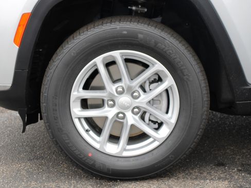 New 2025 Jeep Grand Cherokee L Laredo image 38