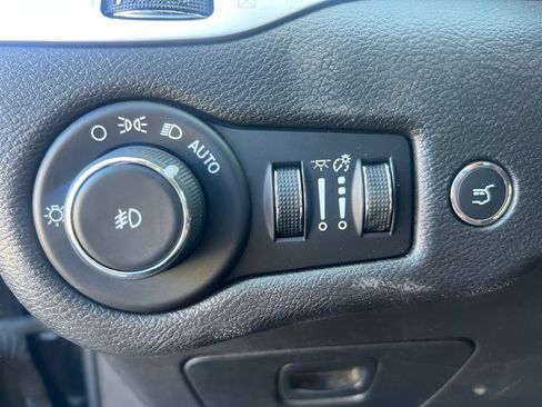 Used 2018 Jeep Cherokee Trailhawk AWD/4WD image 21