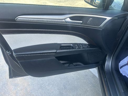 Used 2020 Ford Fusion SE w/ Equipment Group 151A FWD image 9