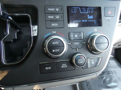 Used 2017 Toyota Sienna XLE image 65