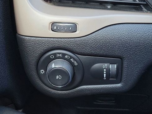 Used 2018 Jeep Cherokee Latitude image 15