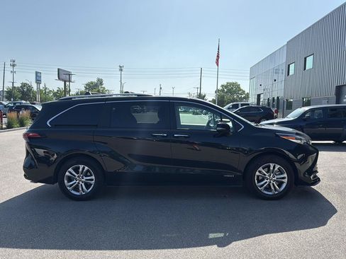Used 2021 Toyota Sienna Platinum AWD/4WD image 2