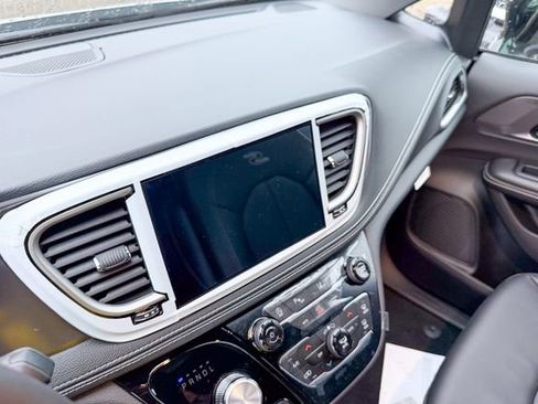 New 2026 Chrysler Pacifica Select image 18