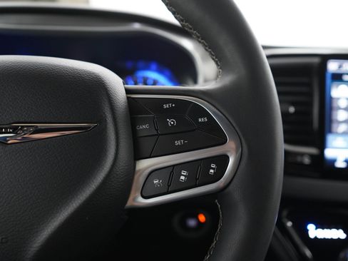 Used 2025 Chrysler Pacifica Select FWD image 28