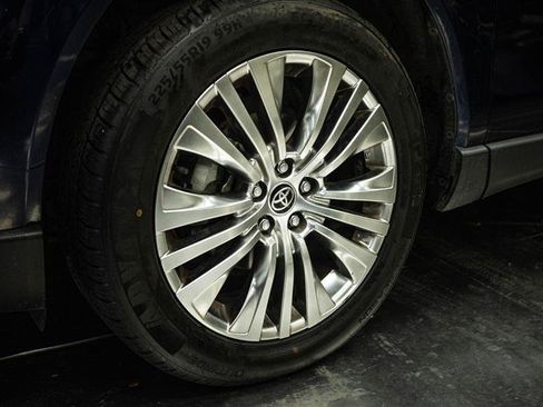 Used 2022 Toyota Venza XLE AWD/4WD image 3