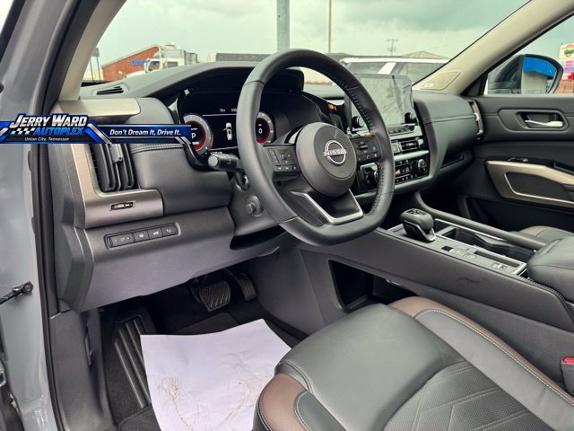 Used 2025 Nissan Pathfinder Platinum FWD image 22