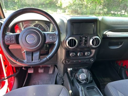 Used 2015 Jeep Wrangler Unlimited Sahara w/ Connectivity Group AWD/4WD image 11