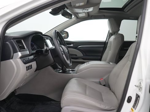 Used 2017 Toyota Highlander Limited AWD/4WD image 24