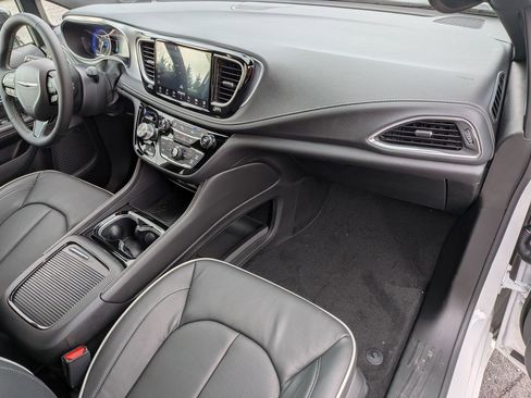 New 2026 Chrysler Pacifica Limited w/ Uconnect Theater Family Group image 40