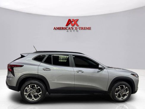 Used 2025 Chevrolet Trax LT w/ Sunroof Package FWD image 8