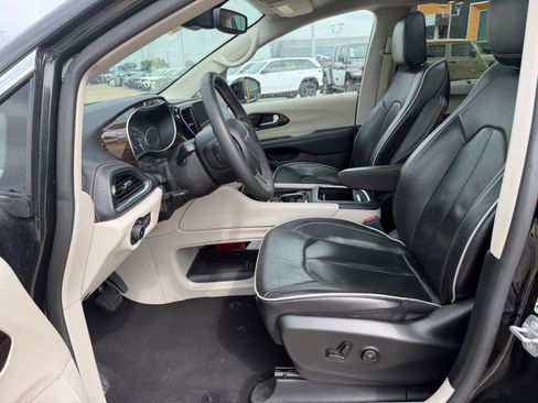 Used 2023 Chrysler Pacifica Limited image 10