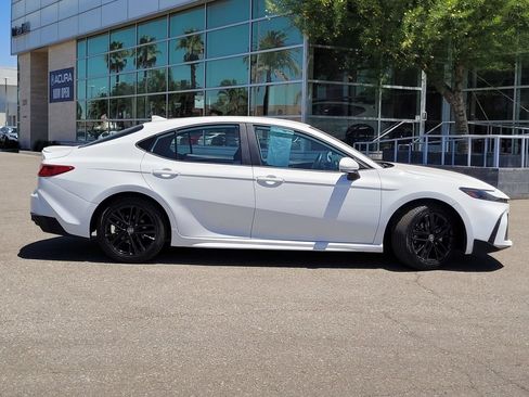 Used 2025 Toyota Camry SE FWD image 5