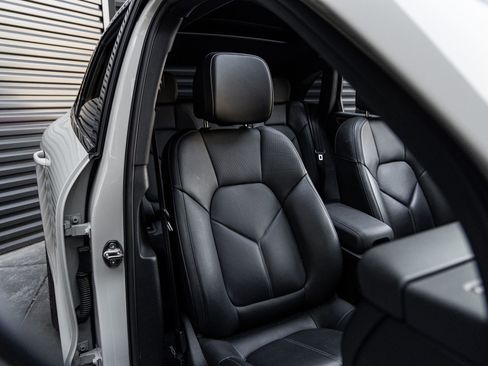 Certified 2025 Porsche Macan AWD/4WD image 34