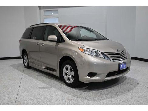 Used 2015 Toyota Sienna LE FWD image 3