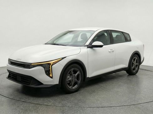 Used 2025 Kia K4 LXS image 3