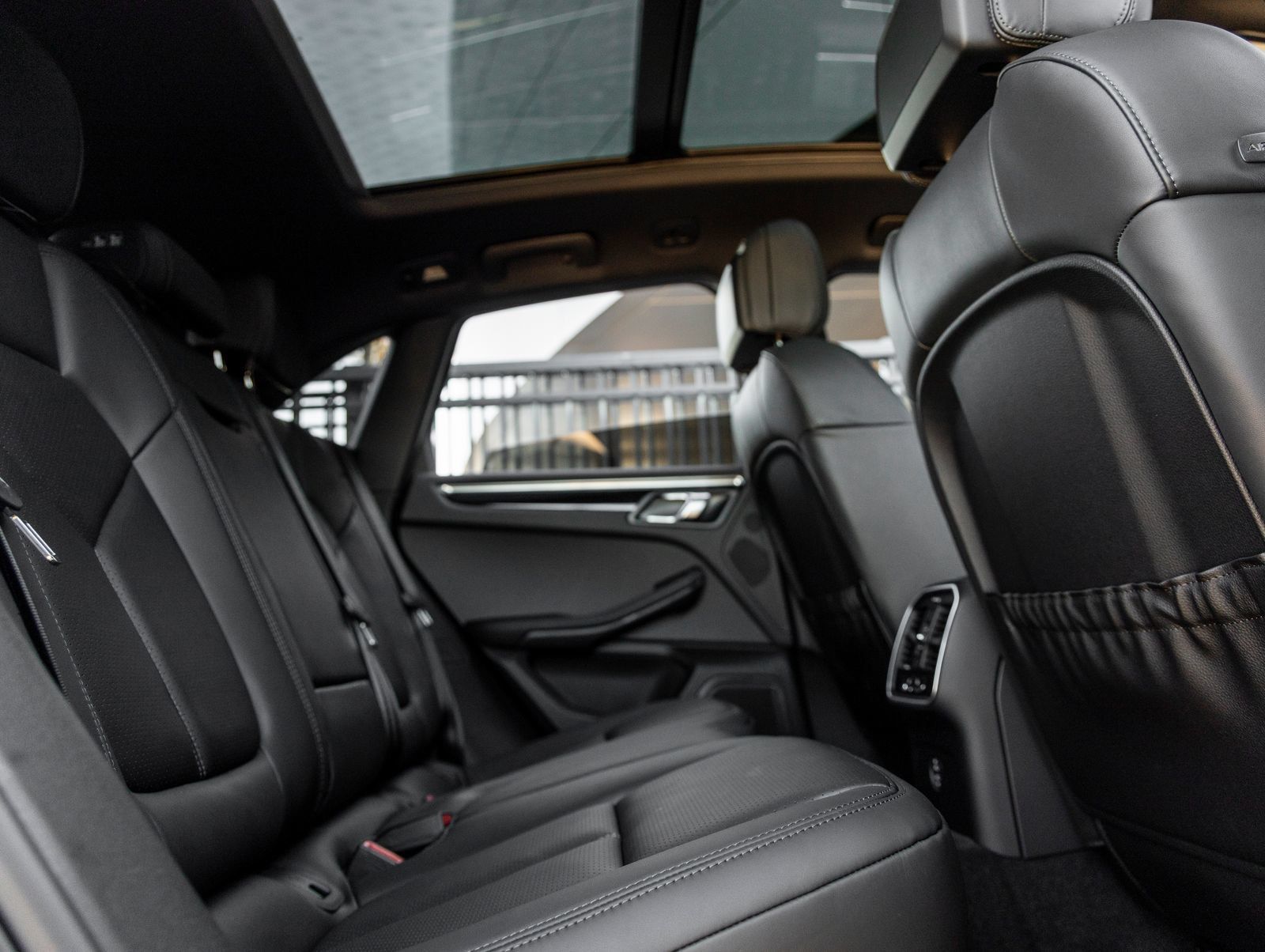 Certified 2026 Porsche Macan AWD/4WD image 40
