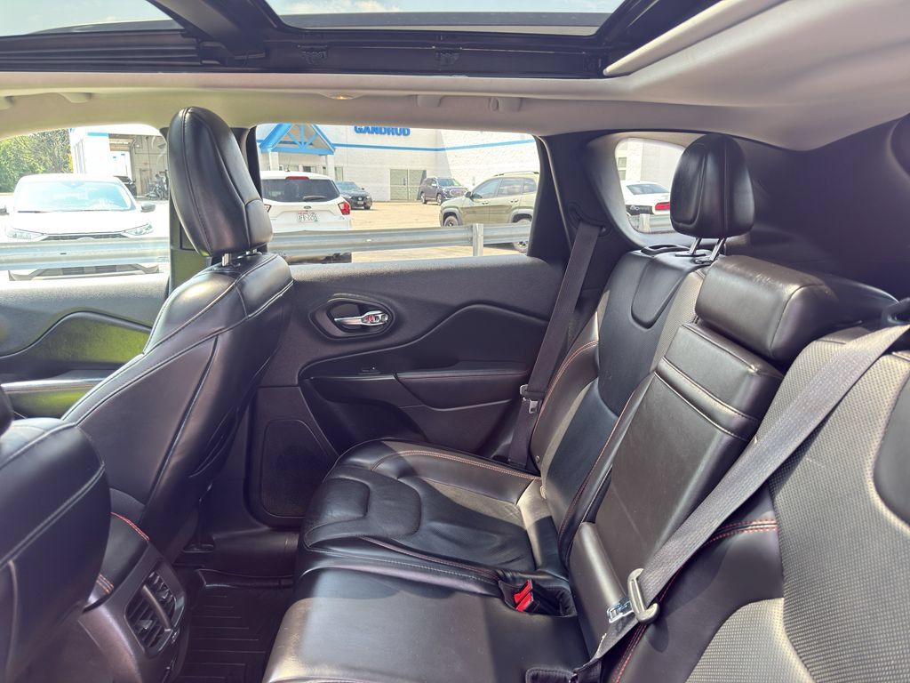 Used 2019 Jeep Cherokee Trailhawk AWD/4WD image 34