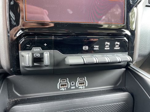 Used 2025 RAM 3500 Big Horn AWD/4WD image 12