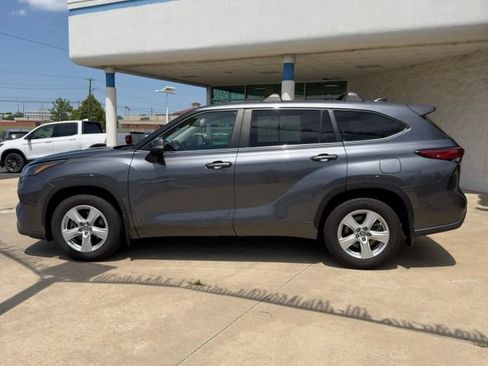 Used 2023 Toyota Highlander LE FWD image 2