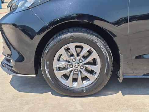 Certified 2026 Toyota Sienna XLE FWD image 28