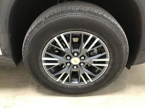 Used 2025 Chevrolet Traverse LT image 35